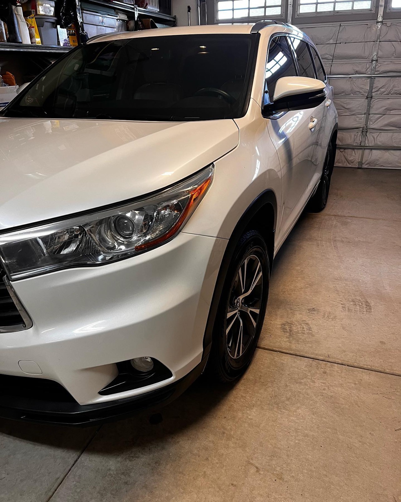 White Toyota Highlander front three-quarter