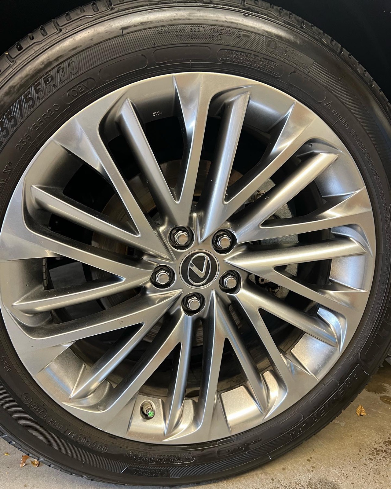 Lexus RX wheel after cleaning and tire shine
