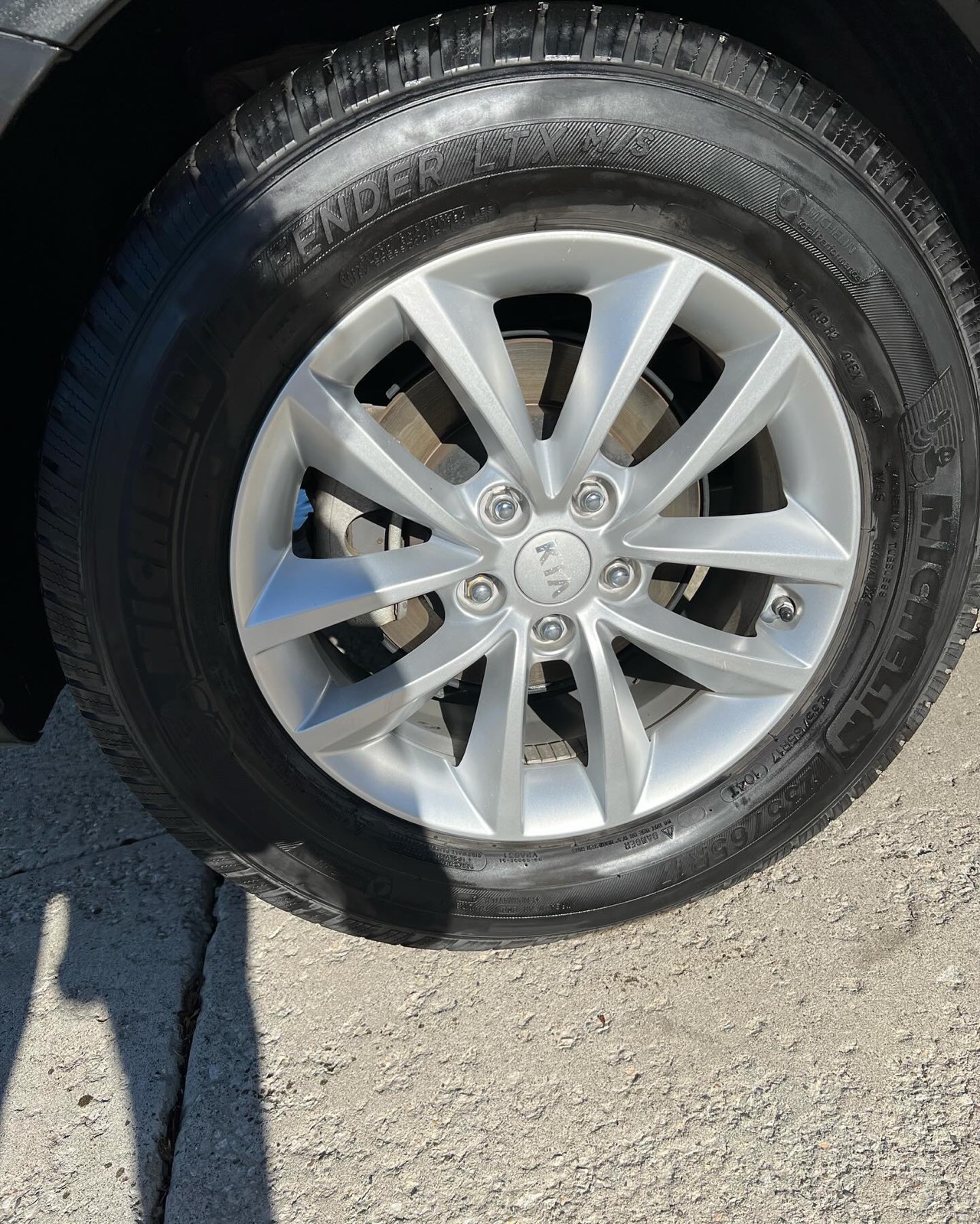 Kia Sorento wheel after cleaning